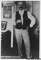 Fotografia d’epoca in bianco e nero di un uomo accanto al diamante Cullinan grezzo