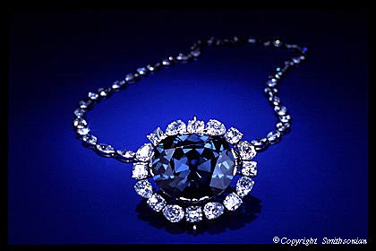 Il diamante Hope, blu, montato al centro di una collana di diamanti