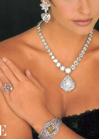 Collana di diamanti con il Paragon indossata da una modella