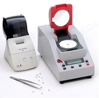 Bilancia elettronica e colorimetro per la valutazione dei diamanti