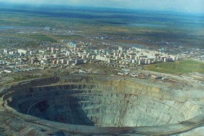 La miniera di diamanti di Mirny vista dall’alto, con la città sullo sfondo