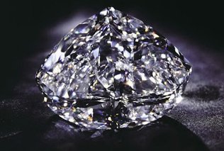 Grande diamante sfaccettato su fondo scuro