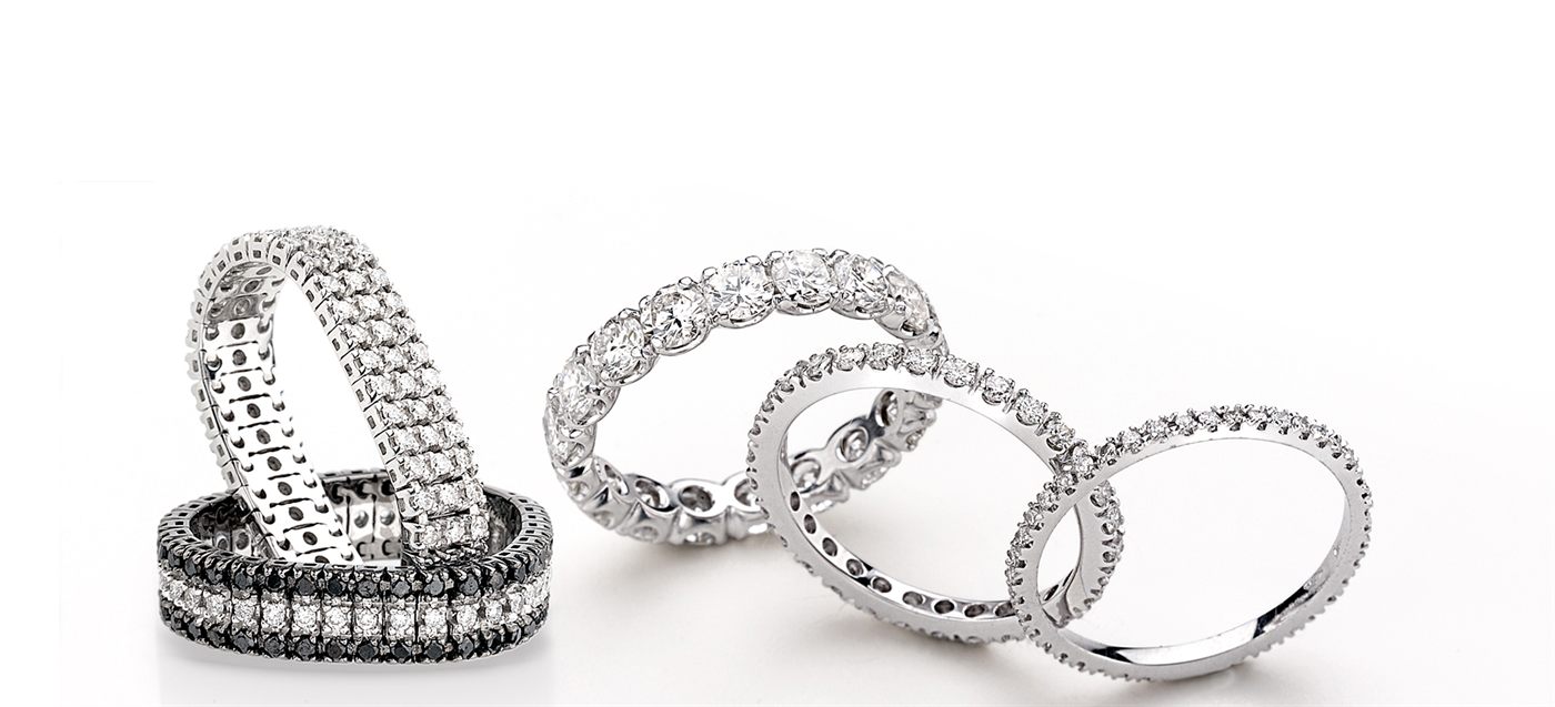 Anelli eternity in oro bianco con diamanti bianchi e neri